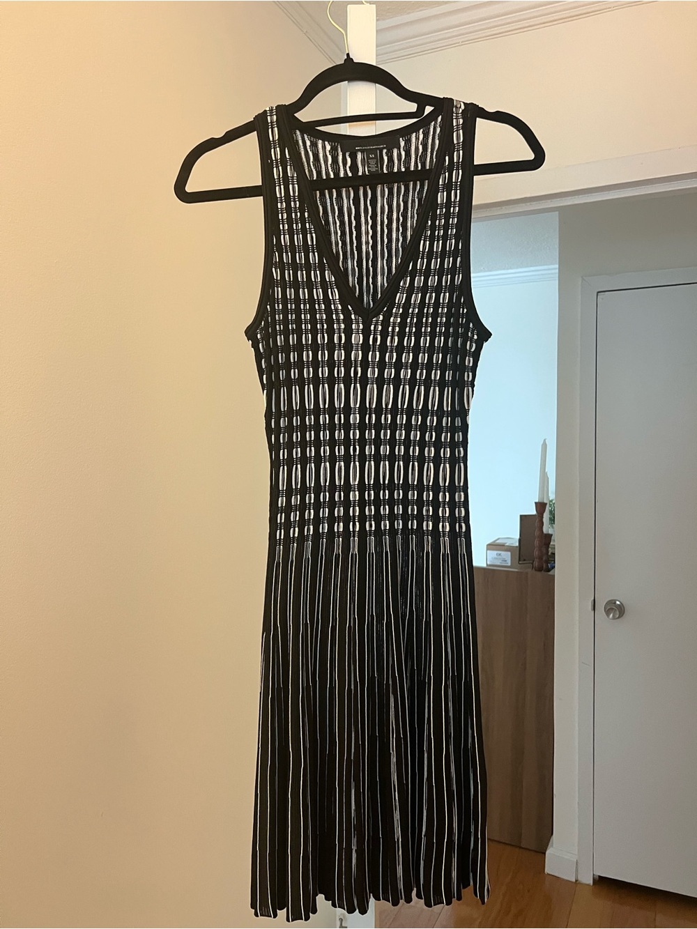 White House Black Market Black & White Sleeveless V-Neck Knit Dress